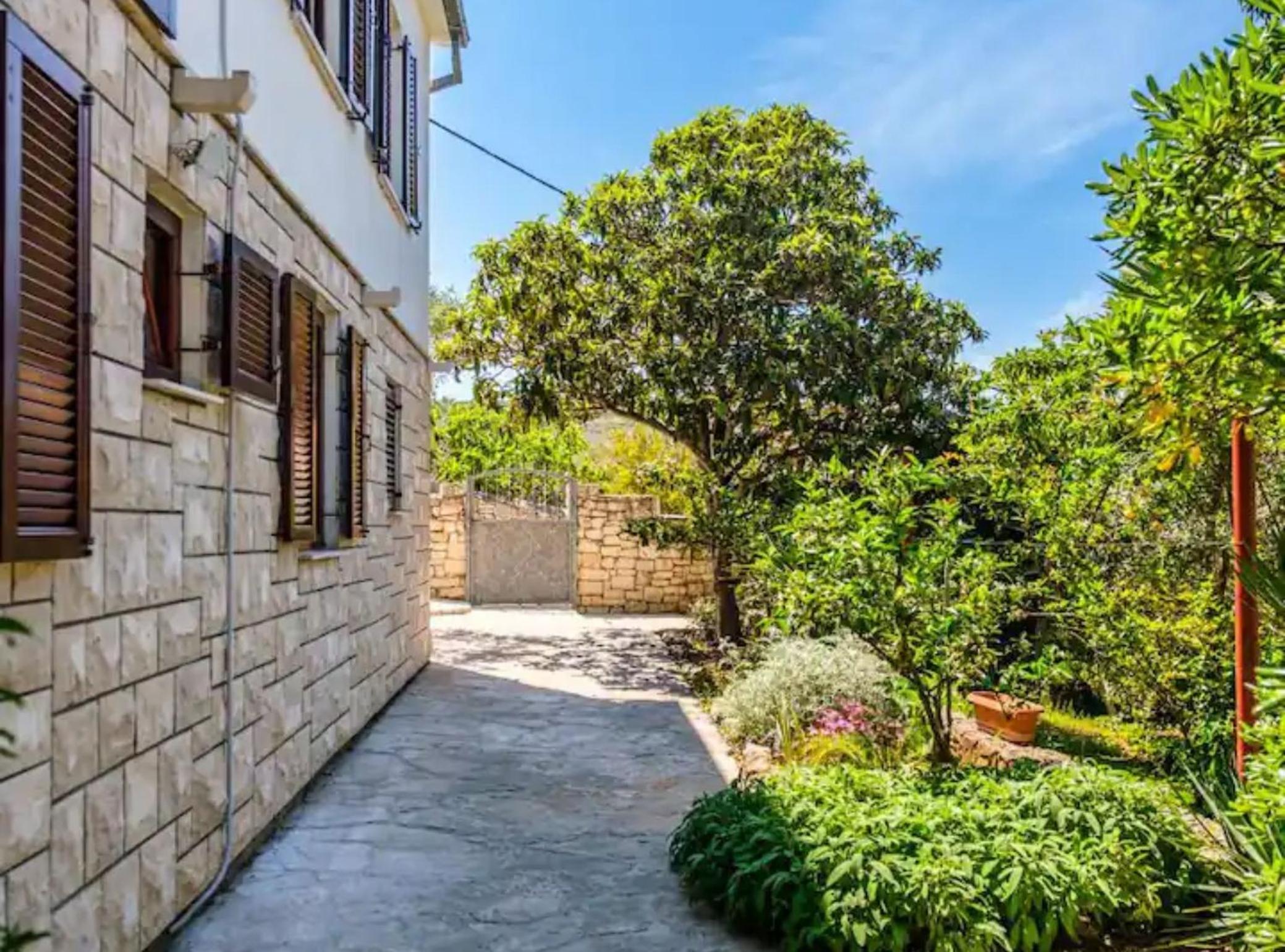 Holiday Home Aria view 3