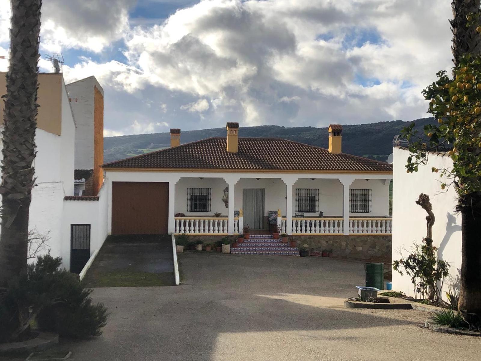 CASA EL PRADO con Piscina y Aparcamiento