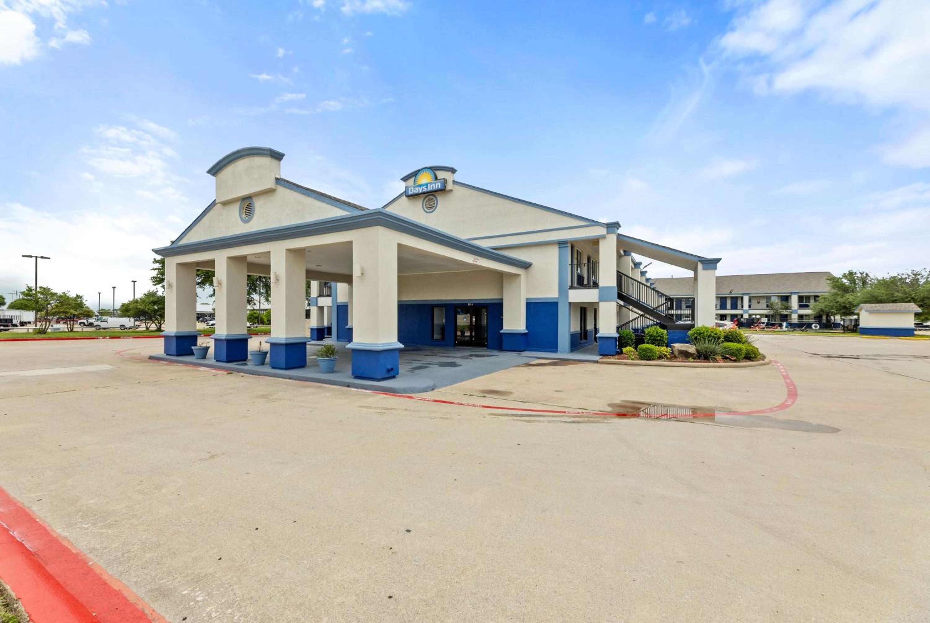 Hotel Days Inn by Wyndham McKinney - Image 1