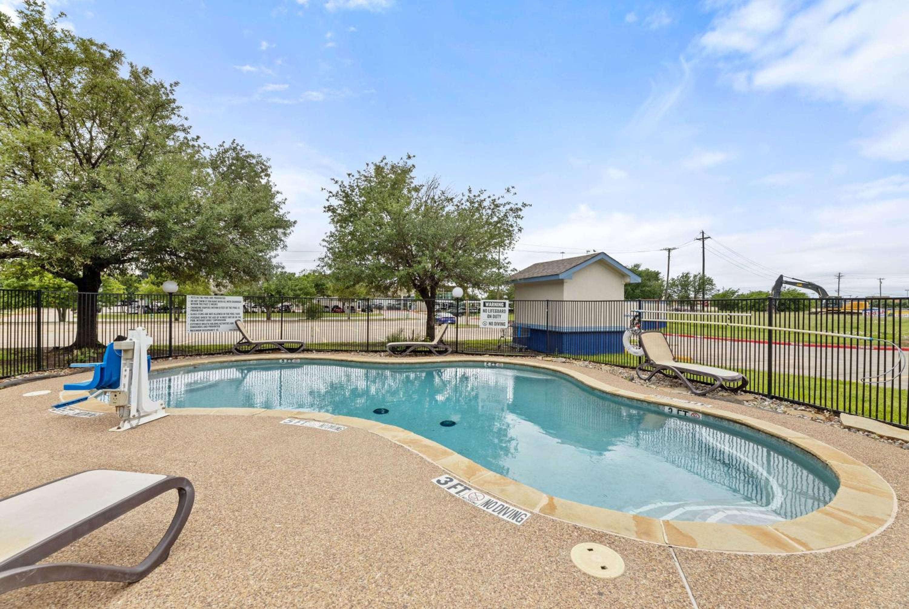 Days Inn by Wyndham McKinney - Property Image 11