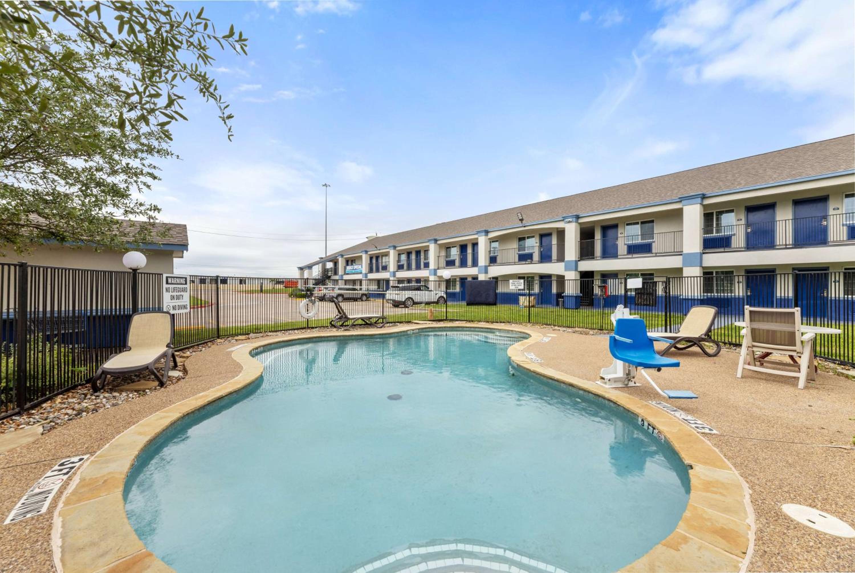 Days Inn by Wyndham McKinney - Property Image 10