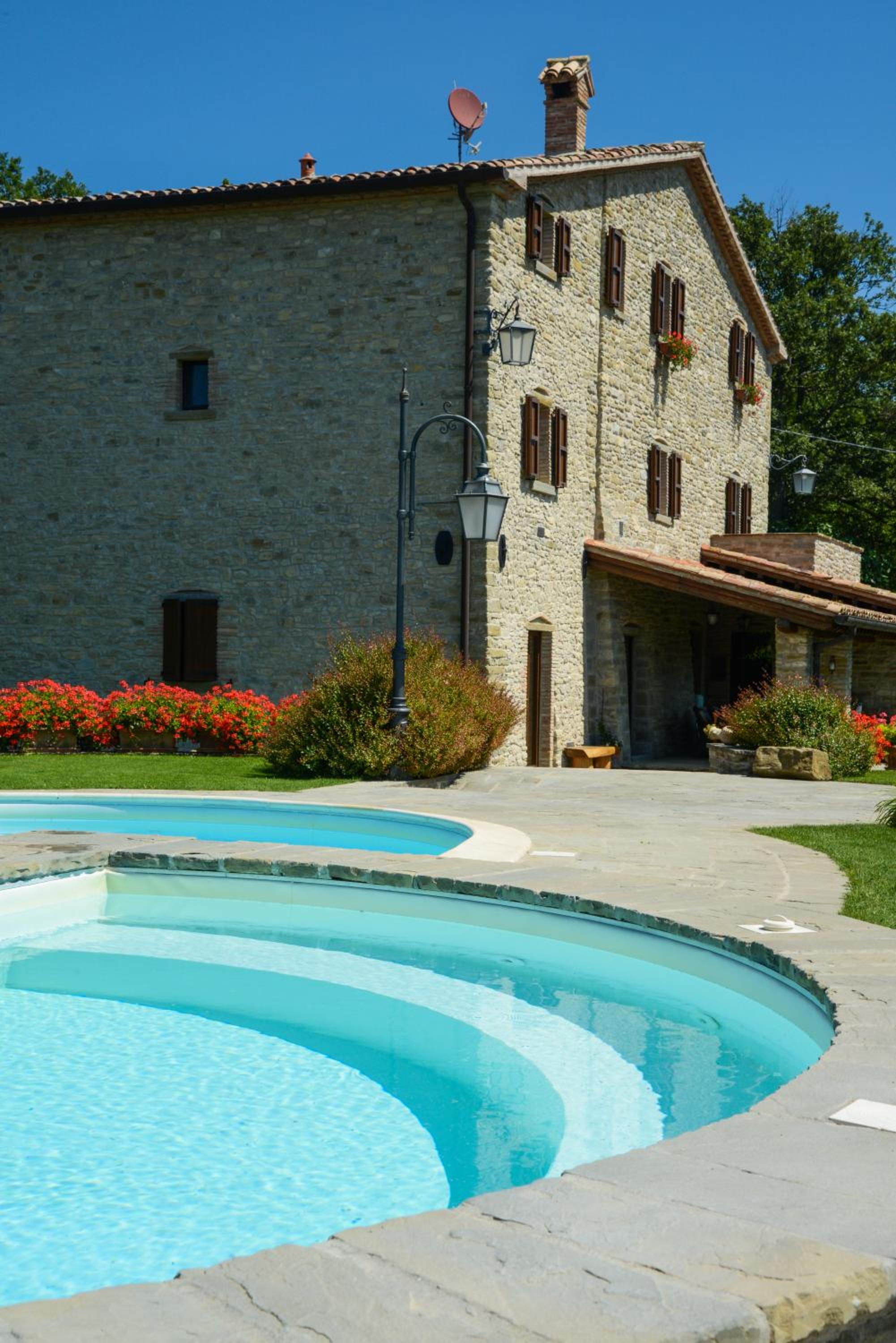 Stunning villa with pool, Jacuzzi and wonderful view