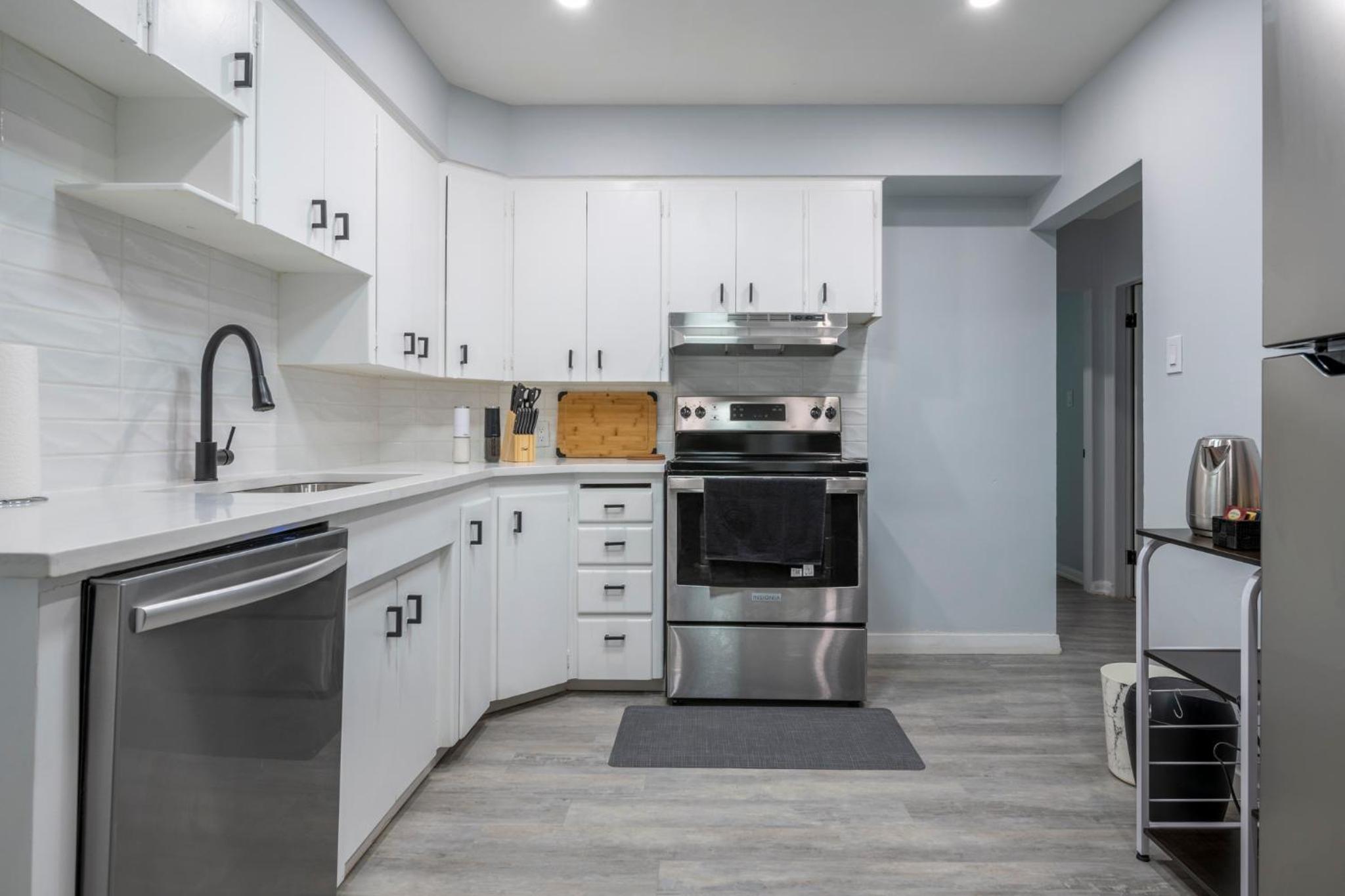 Centre Street 2bed Upper Suite - 4408
