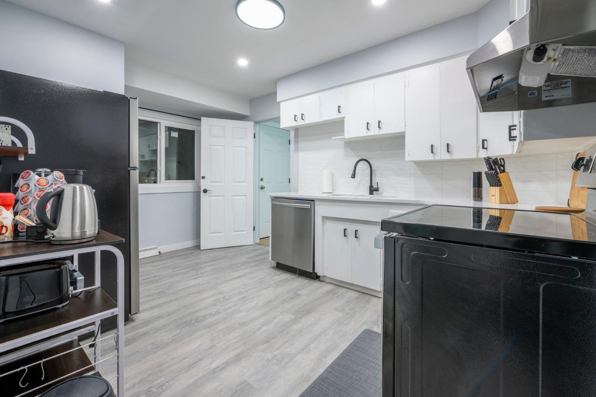 Centre Street 2bed Upper Suite - 4408