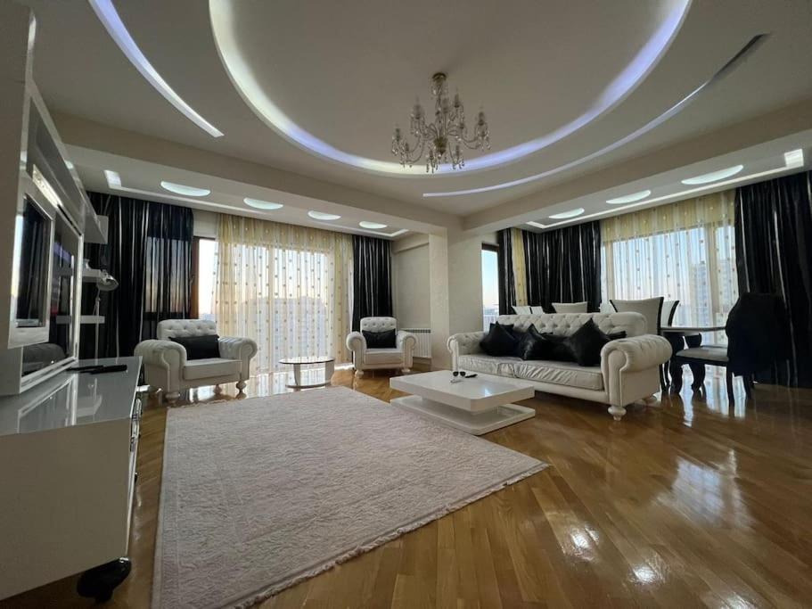 Modern Oasis in Lux Apartment 3BR Elegant Building