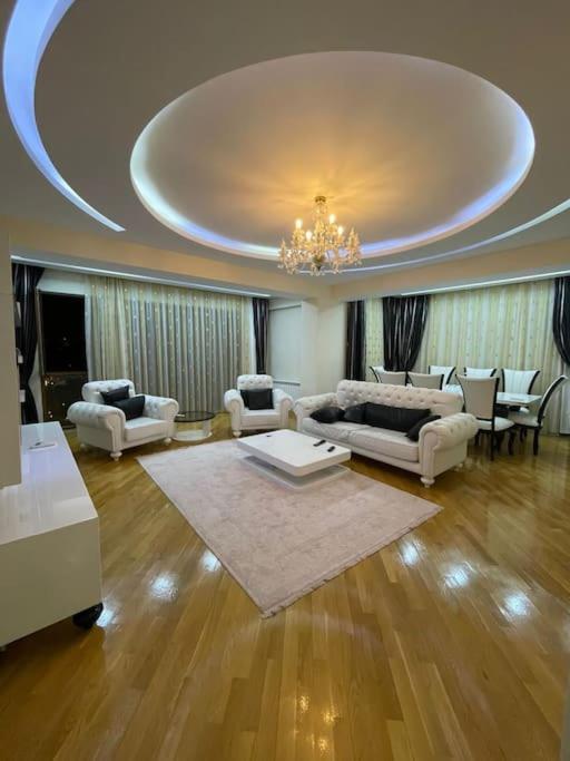 Modern Oasis in Lux Apartment 3BR Elegant Building