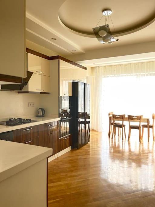 Modern Oasis in Lux Apartment 3BR Elegant Building