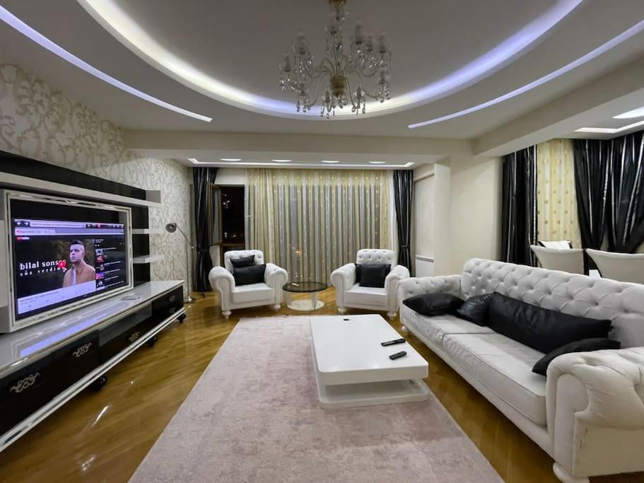 Modern Oasis in Lux Apartment 3BR Elegant Building