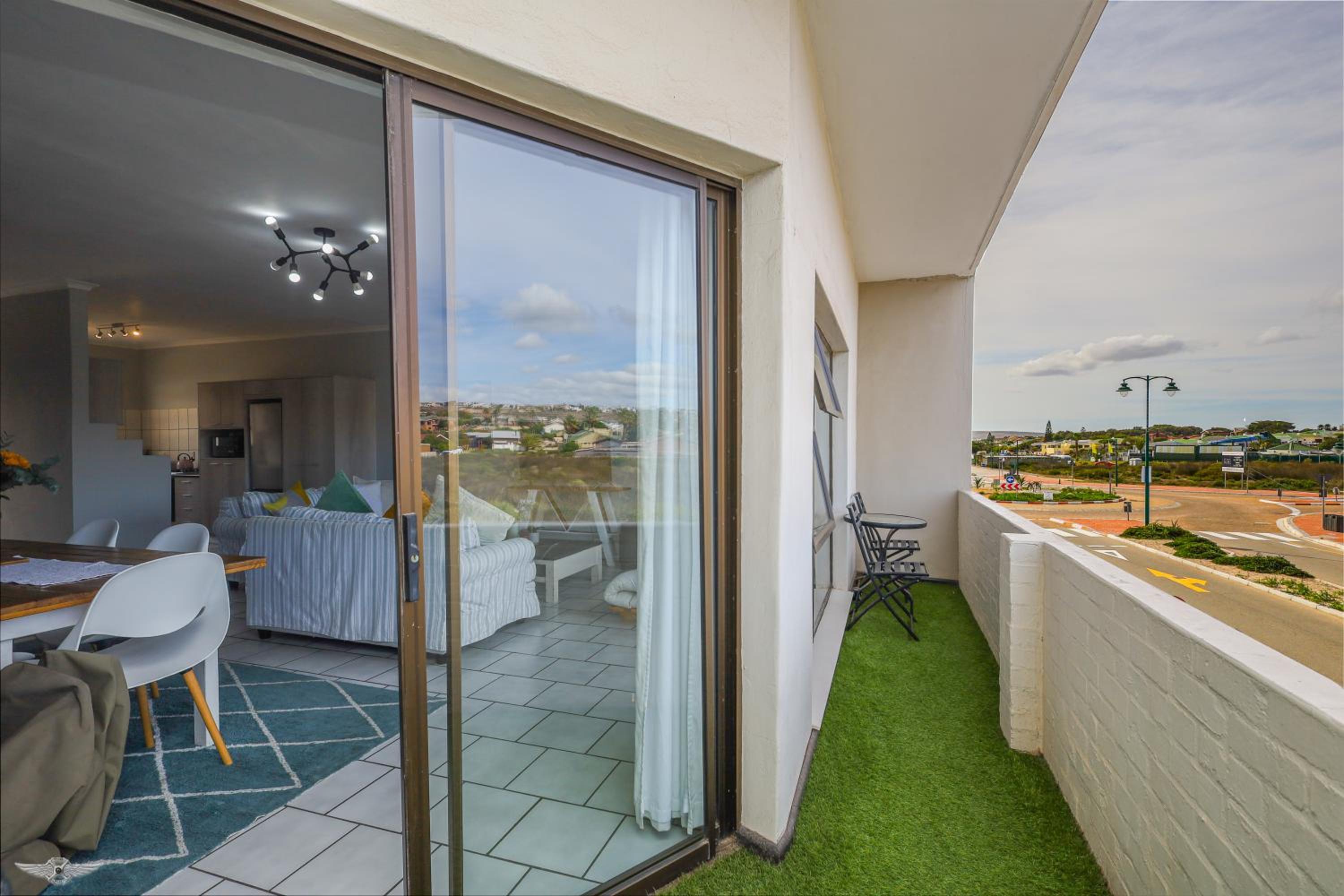 Madriko 23 - Spacious Midtown Langebaan Beach Apartment