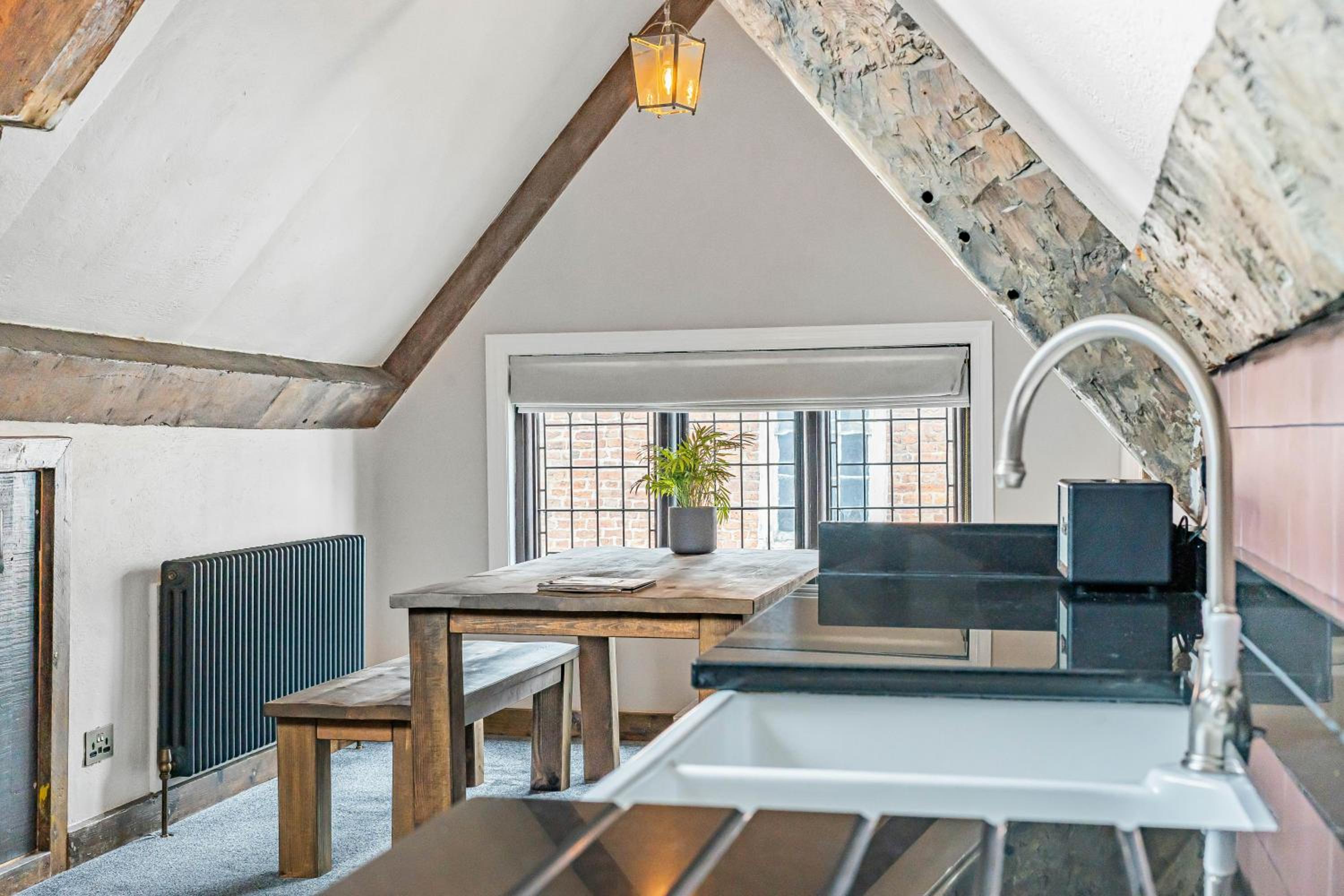 Quirky Retreats - Chester Rose