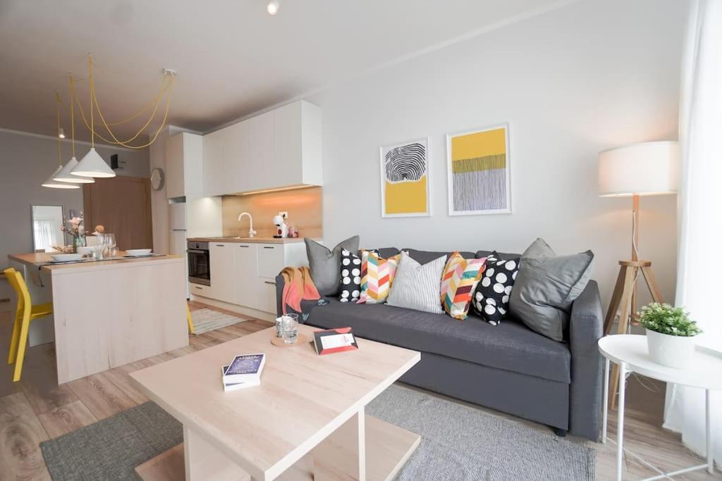 Modern Sunny & Airy APT in Business Area & Airport Parking spot