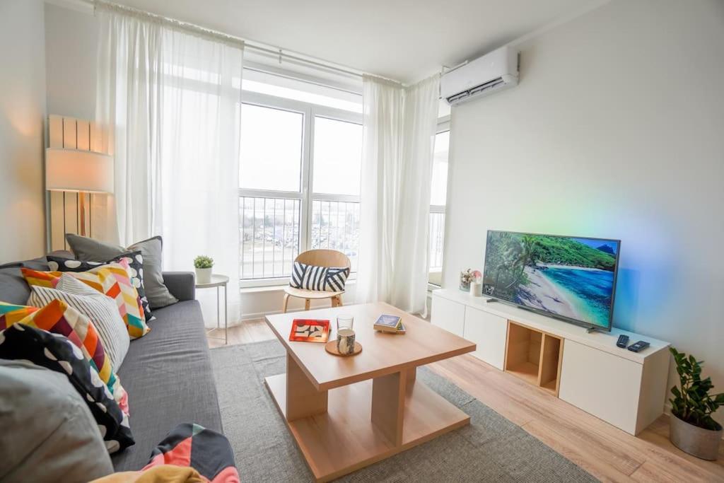 Modern Sunny & Airy APT in Business Area & Airport Parking spot