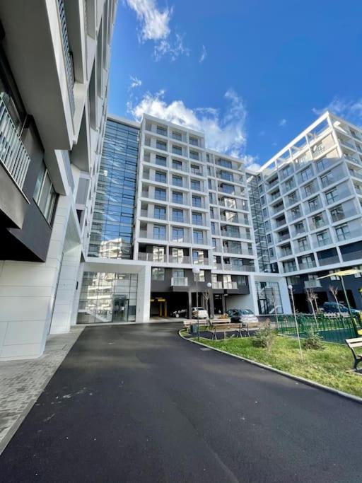 Modern Sunny & Airy APT in Business Area & Airport Parking spot
