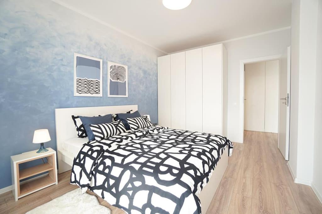 Modern Sunny & Airy APT in Business Area & Airport Parking spot