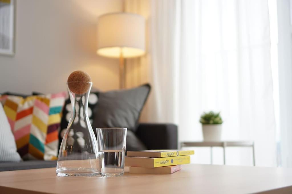 Modern Sunny & Airy APT in Business Area & Airport Parking spot