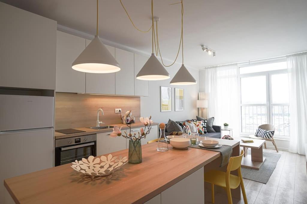 Modern Sunny & Airy APT in Business Area & Airport Parking spot