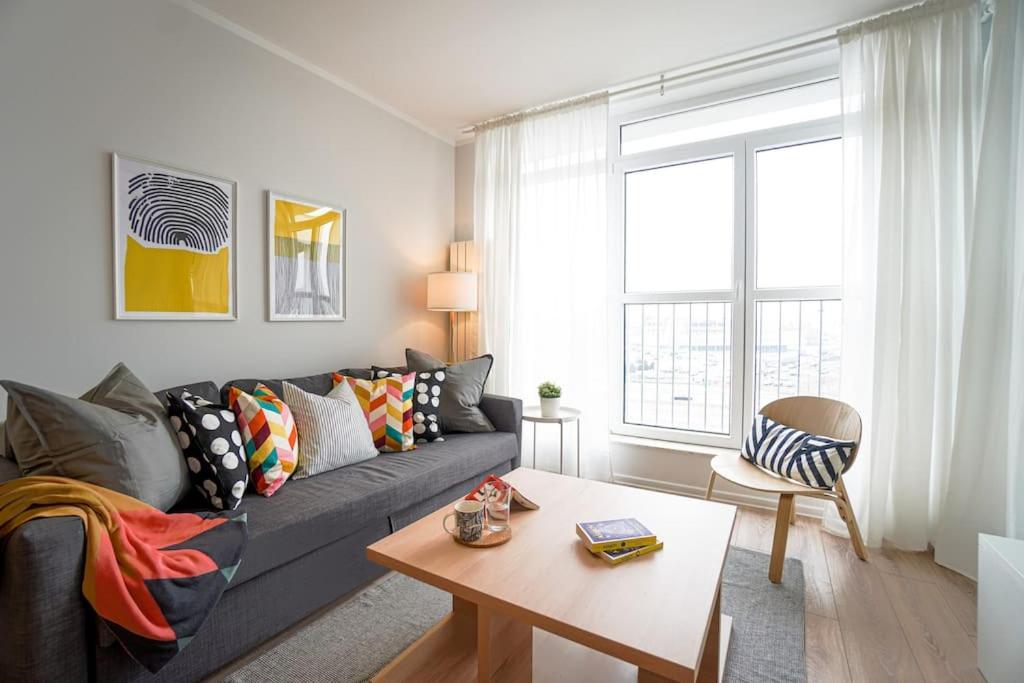 Modern Sunny & Airy APT in Business Area & Airport Parking spot