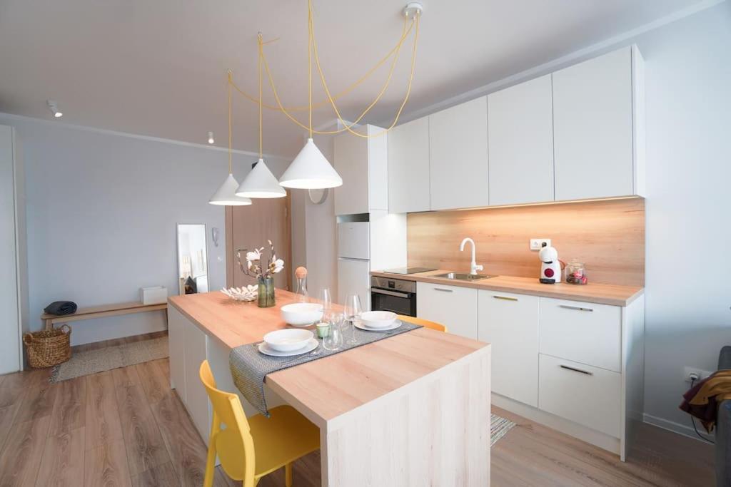 Modern Sunny & Airy APT in Business Area & Airport Parking spot
