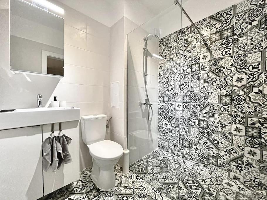Modern Sunny & Airy APT in Business Area & Airport Parking spot