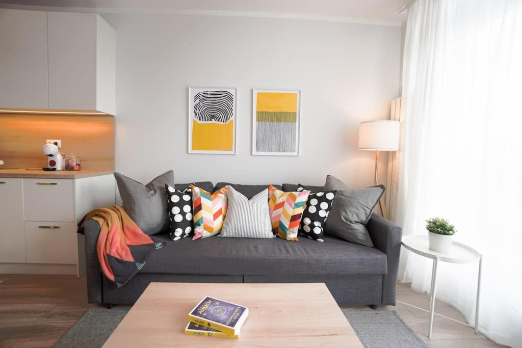 Modern Sunny & Airy APT in Business Area & Airport Parking spot