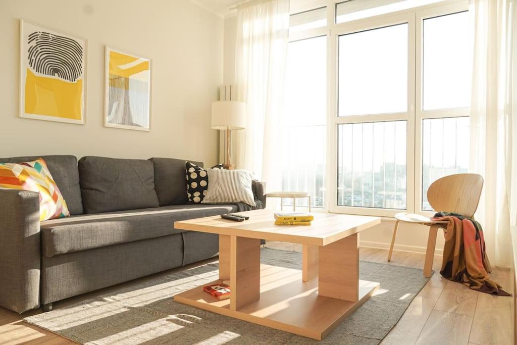 Modern Sunny & Airy APT in Business Area & Airport Parking spot