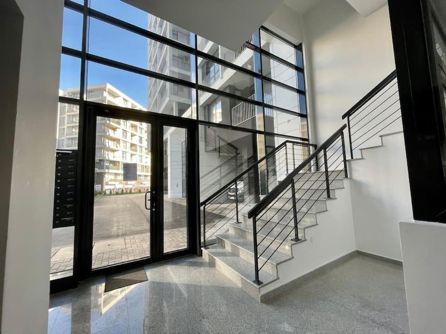 Modern Sunny & Airy APT in Business Area & Airport Parking spot