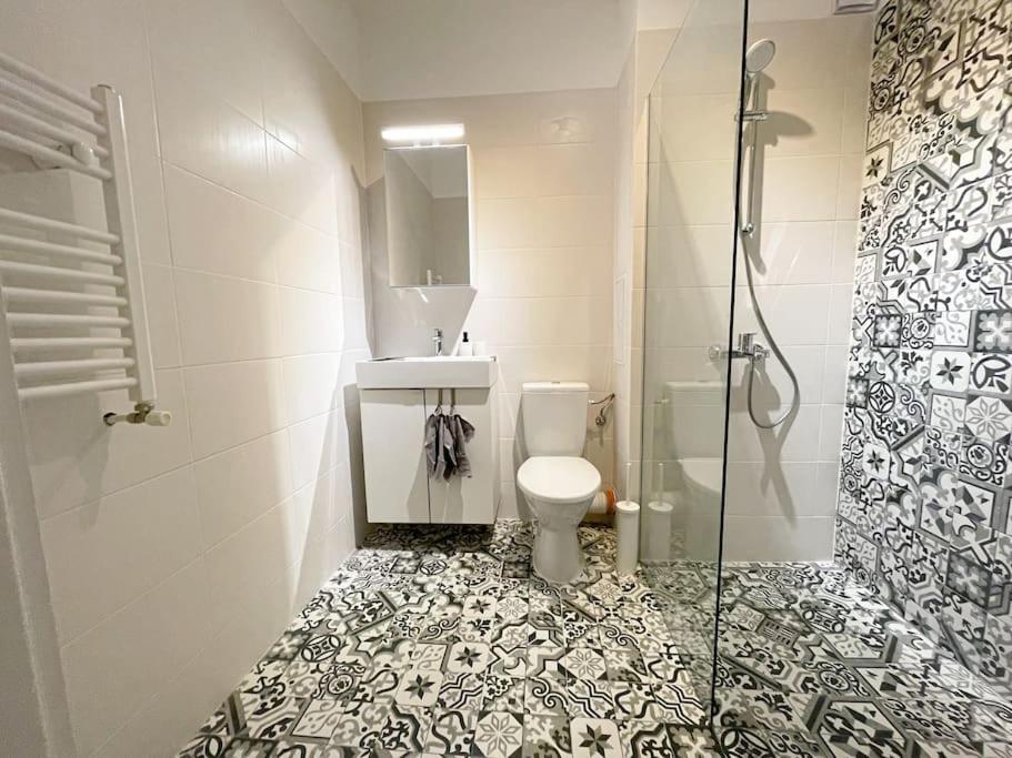 Modern Sunny & Airy APT in Business Area & Airport Parking spot