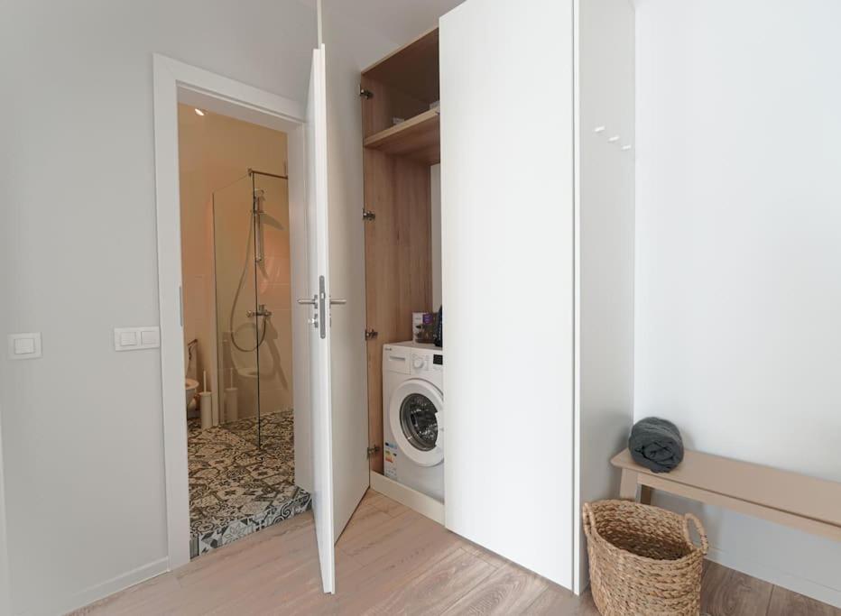 Modern Sunny & Airy APT in Business Area & Airport Parking spot