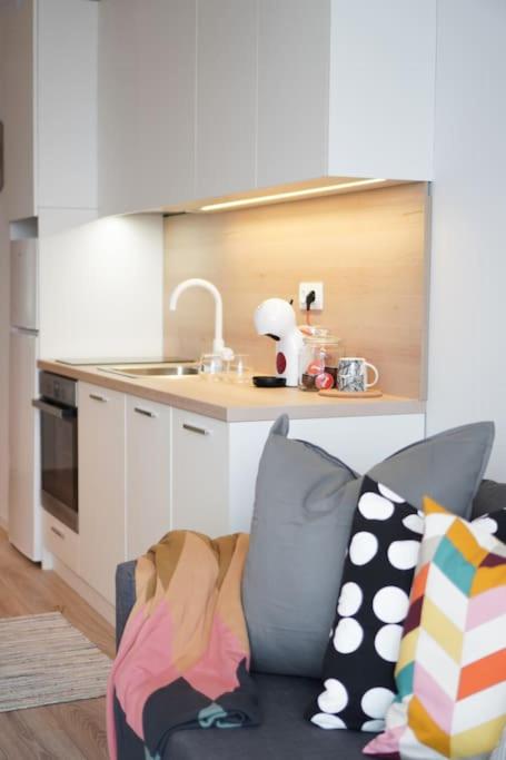Modern Sunny & Airy APT in Business Area & Airport Parking spot