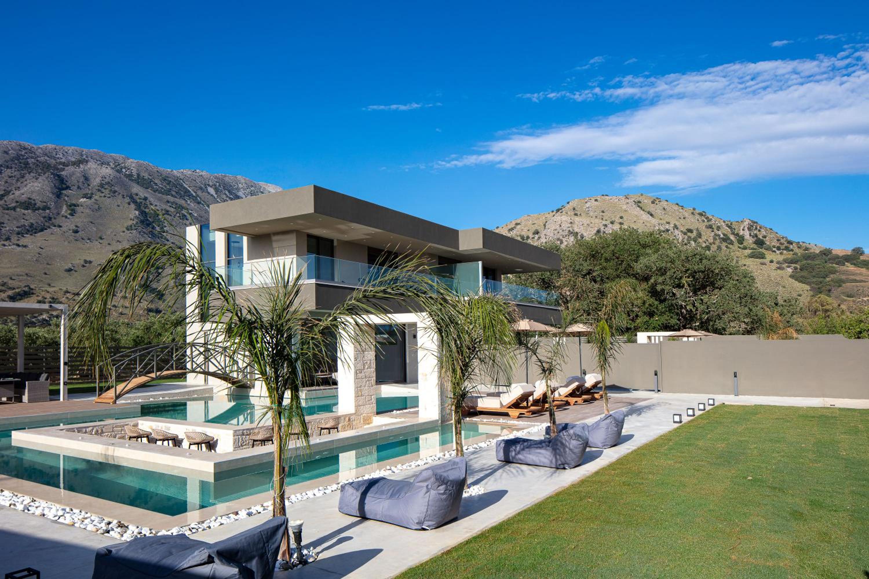 Elinor Villa - Nature Retreat amidst Mountains & Lake by etouri