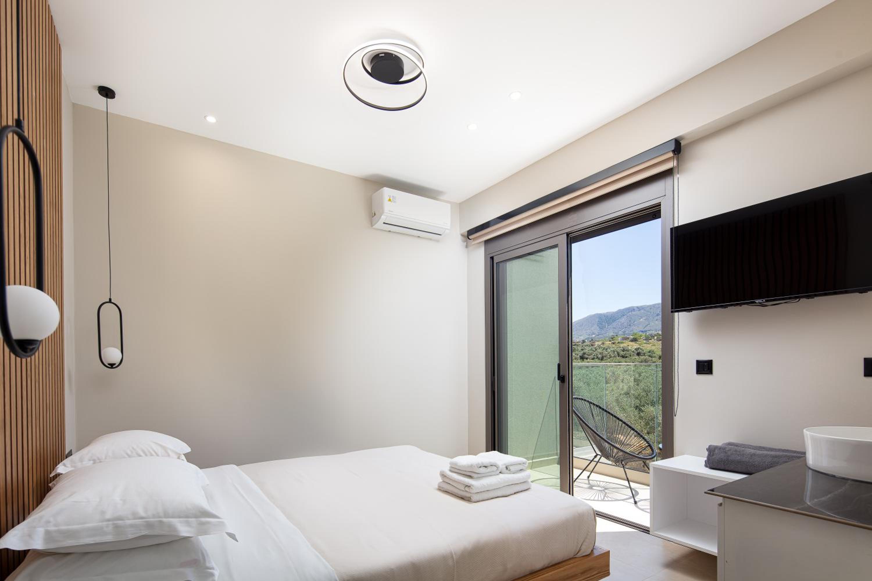 Elinor Villa - Nature Retreat amidst Mountains & Lake by etouri