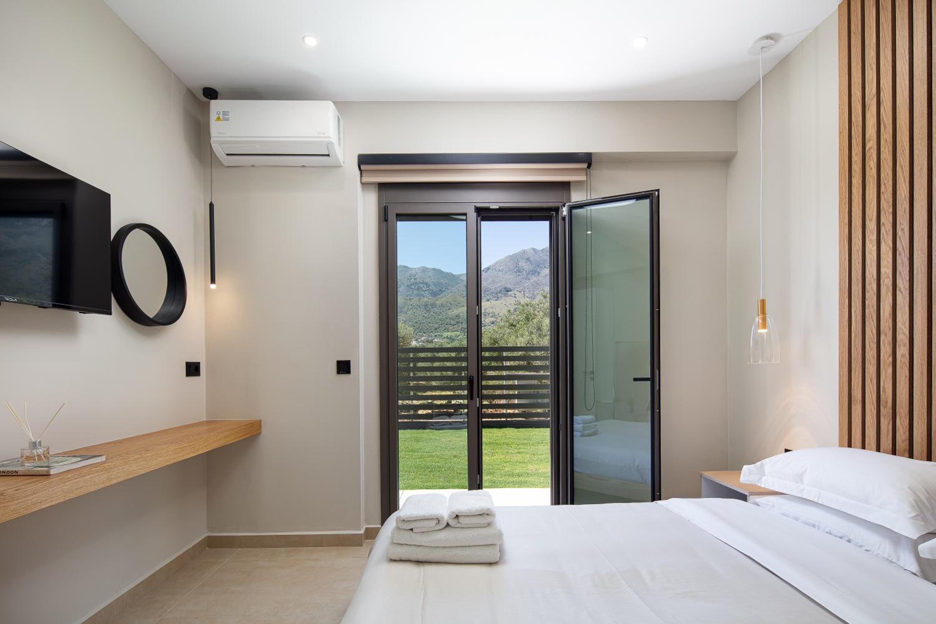 Elinor Villa - Nature Retreat amidst Mountains & Lake by etouri