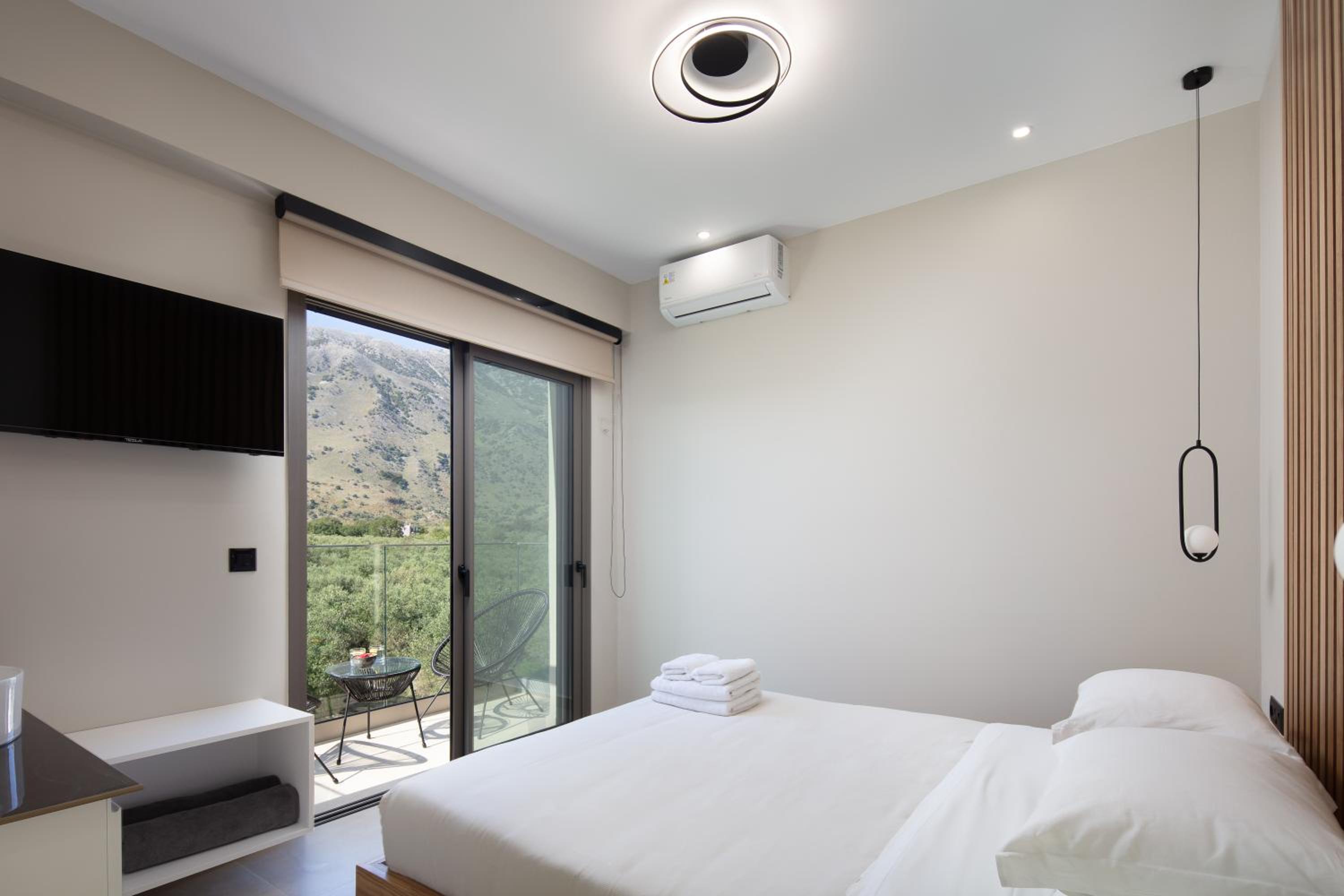 Elinor Villa - Nature Retreat amidst Mountains & Lake by etouri