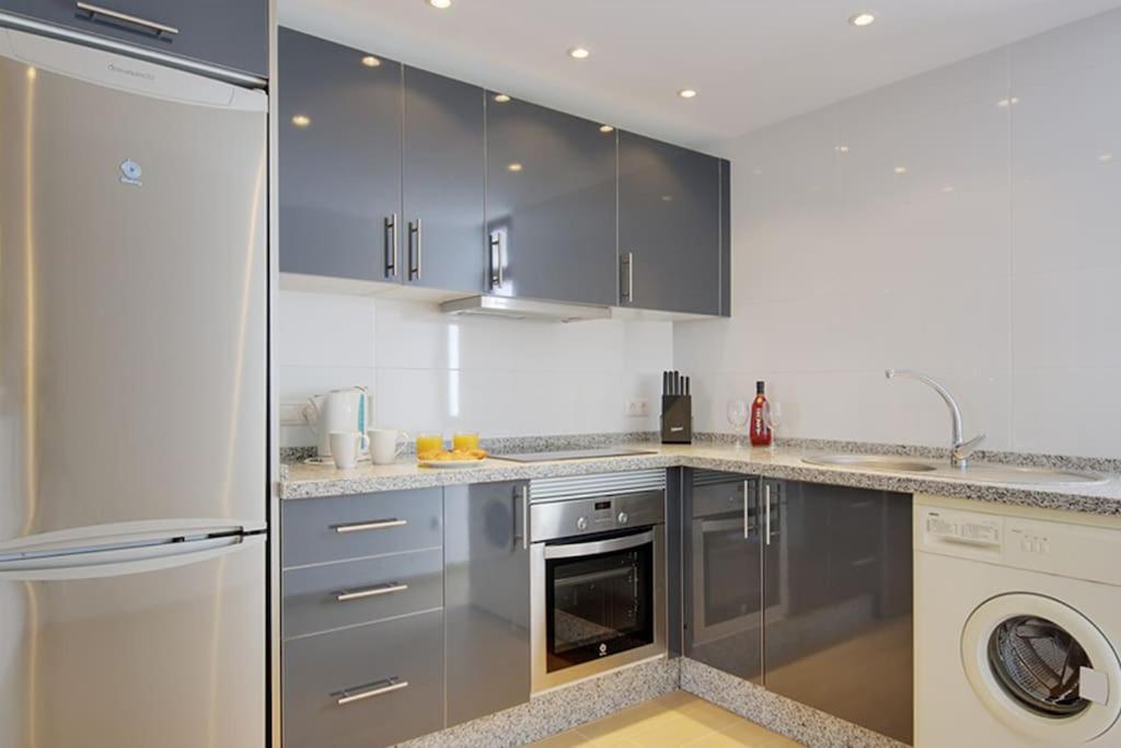 Beautiful, Very High Quality 2 bed Apartment view 3