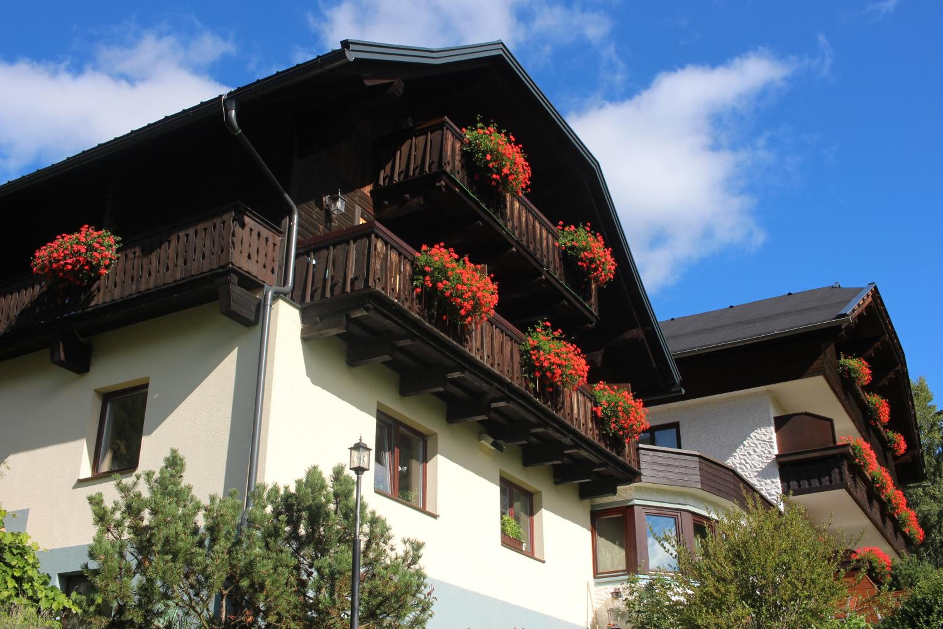 Pension & Appartements Ronacherhof -Mountain Hideaway Slopeside