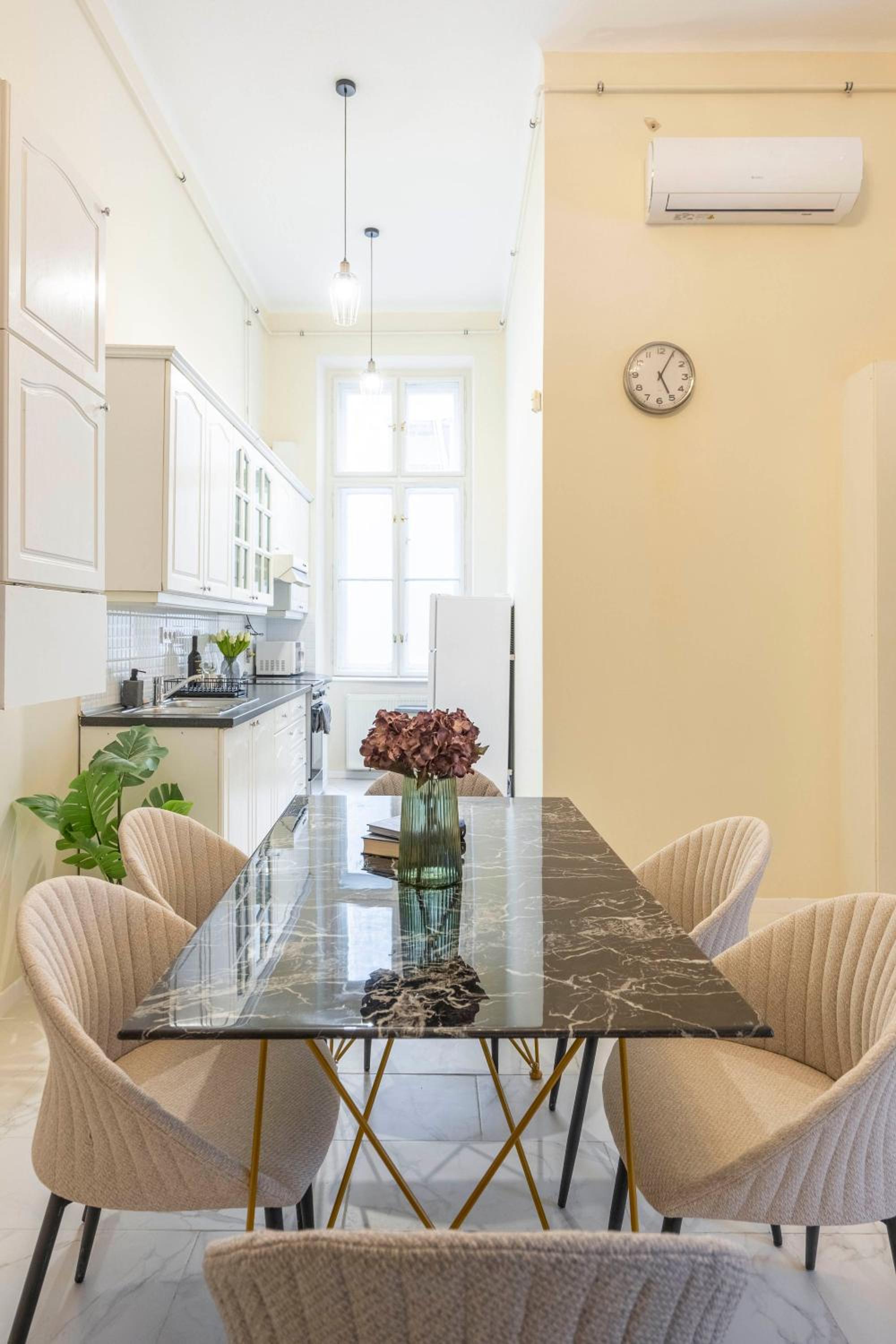 Cozy Boulevard Apartment in the Heart of Budapest view 5