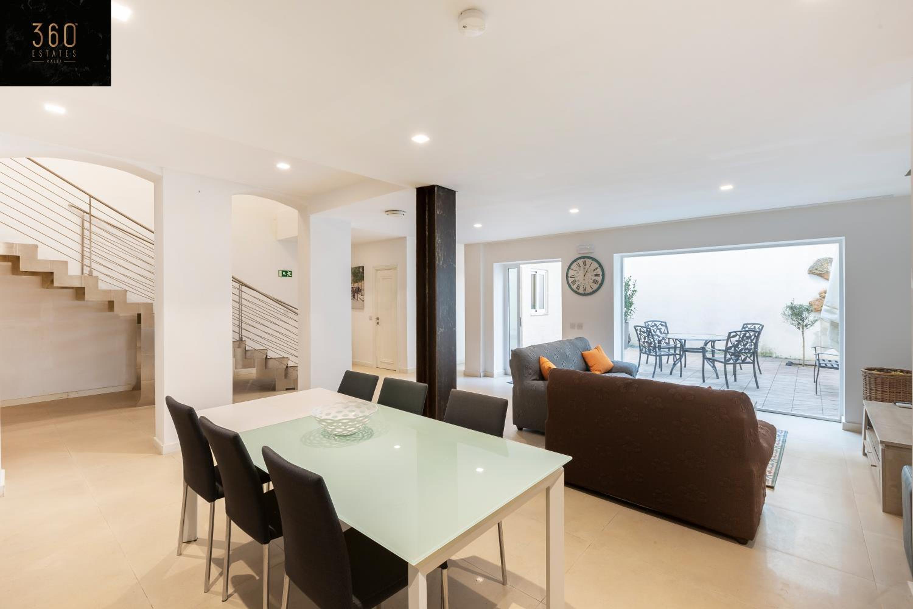 4BR Home in Prime Location Just Off the Promenade by 360 Estates view 3