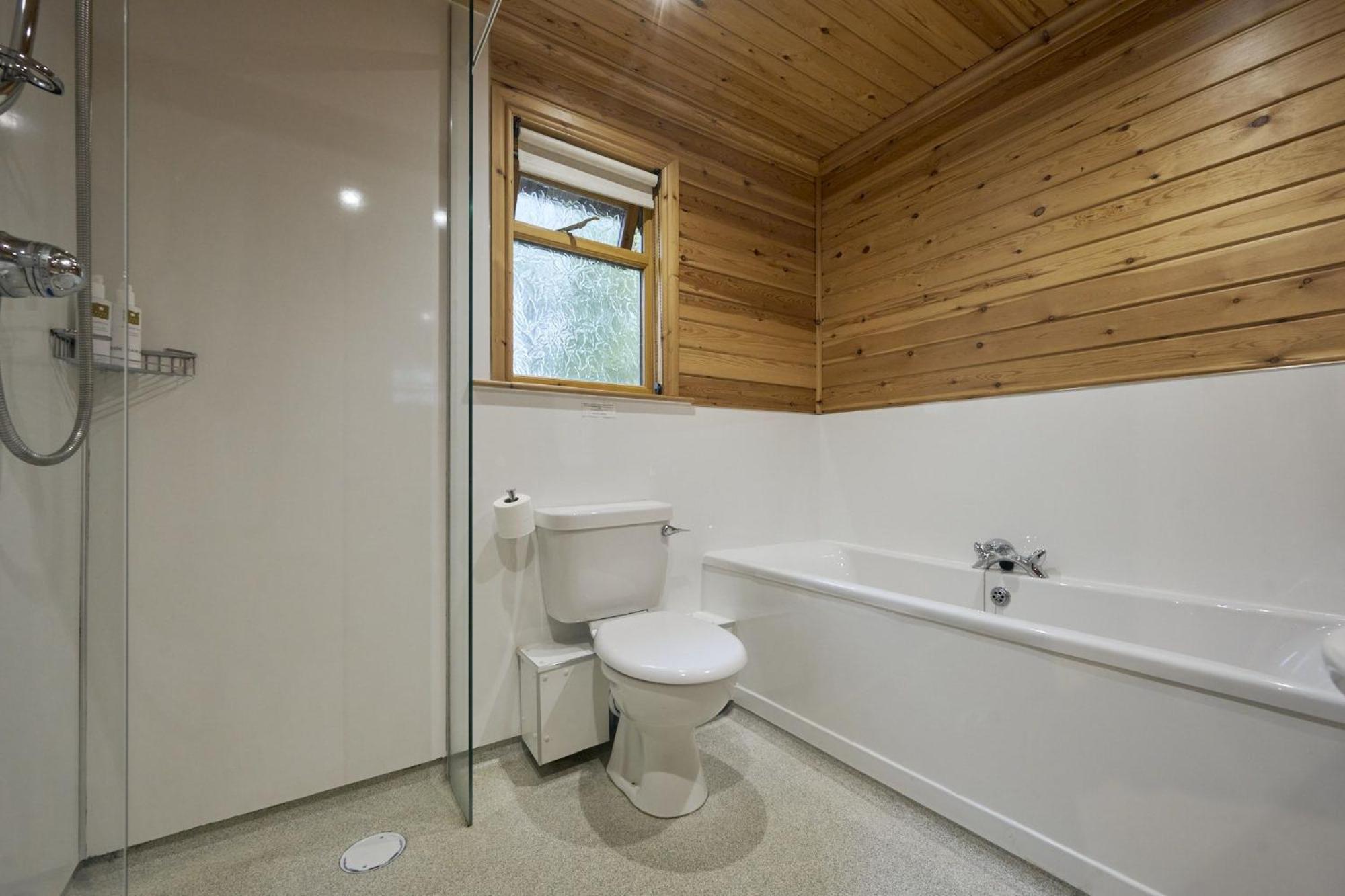 Chiffchaff Lodge with Hot tub view 5