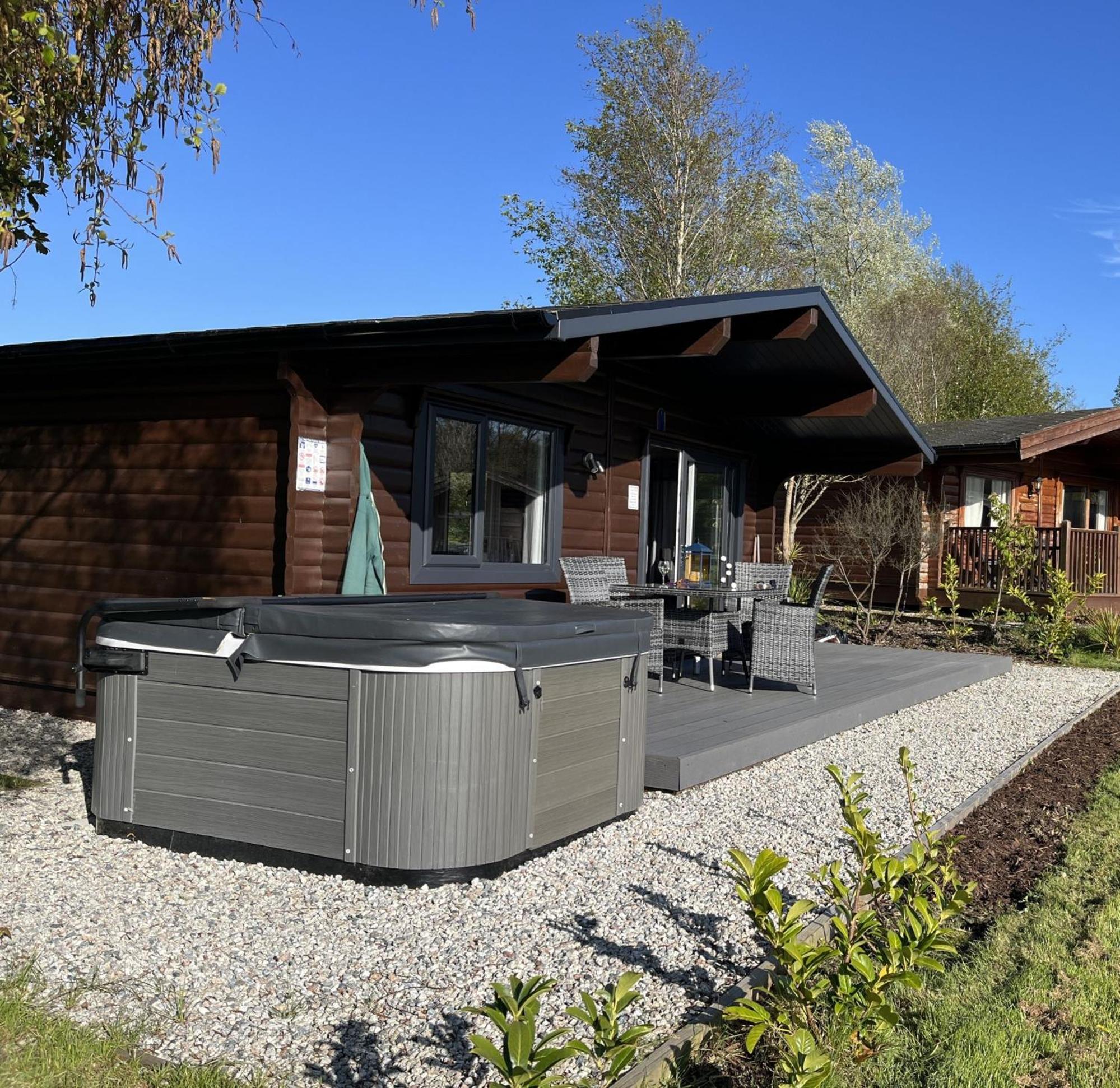 Chestnut, 6 Fingle Glen Lodges - Hot Tub - Free Parking & WiFi - Pets view 3