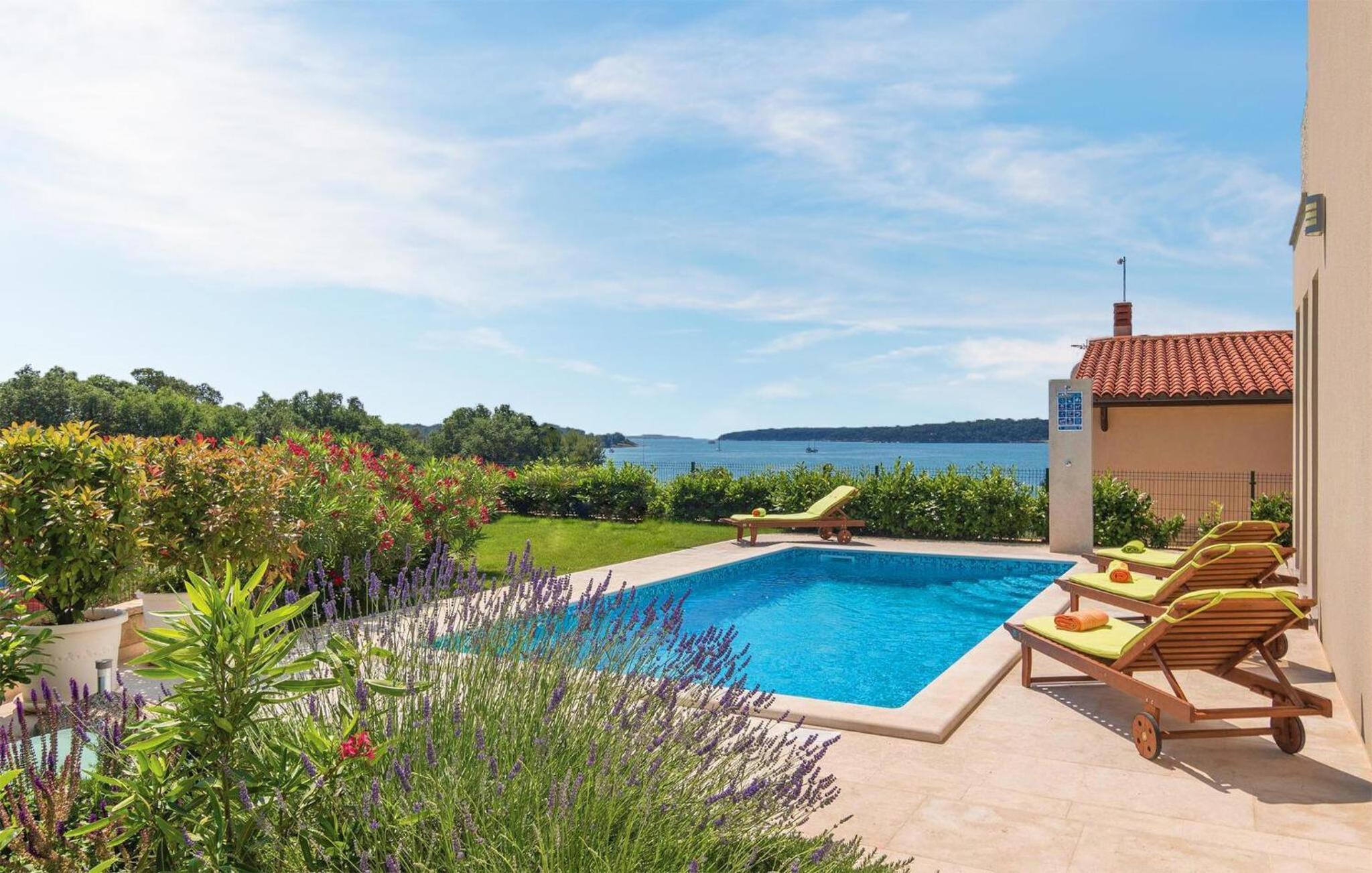Villa Tesa in Medulin with Sea View view 3