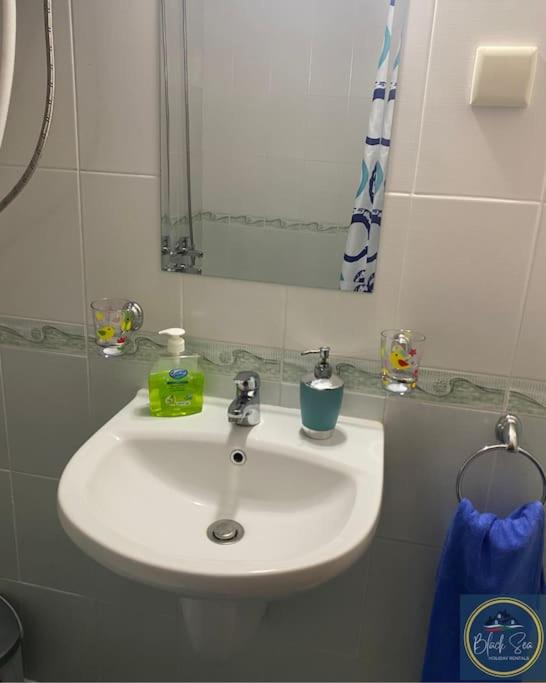 Scenic, 2 Bedroom Apt with Views