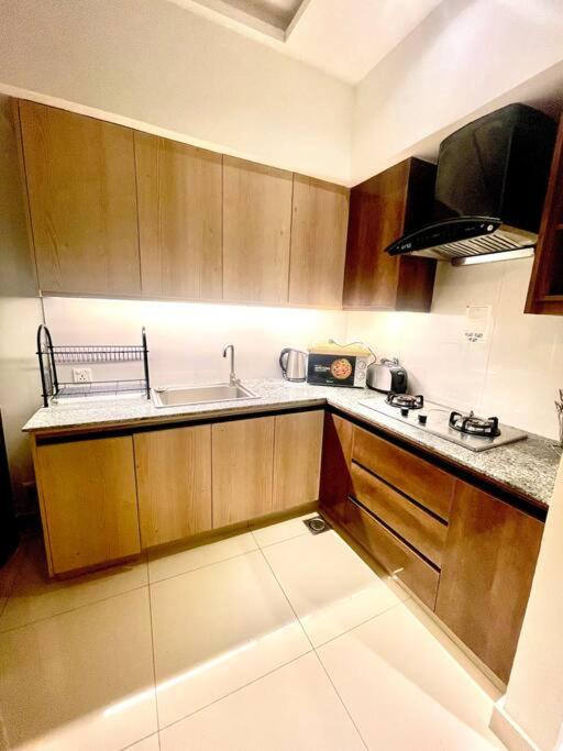 Homey Stays - Luxe Studio Apartment view 3