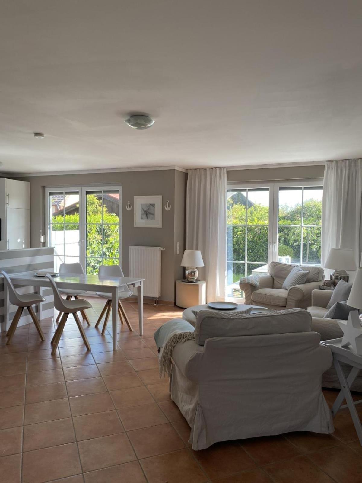 Lichtdurchflutete, großzügige Wohnung mit Südgarten, großer Terrasse in Privatstraße..