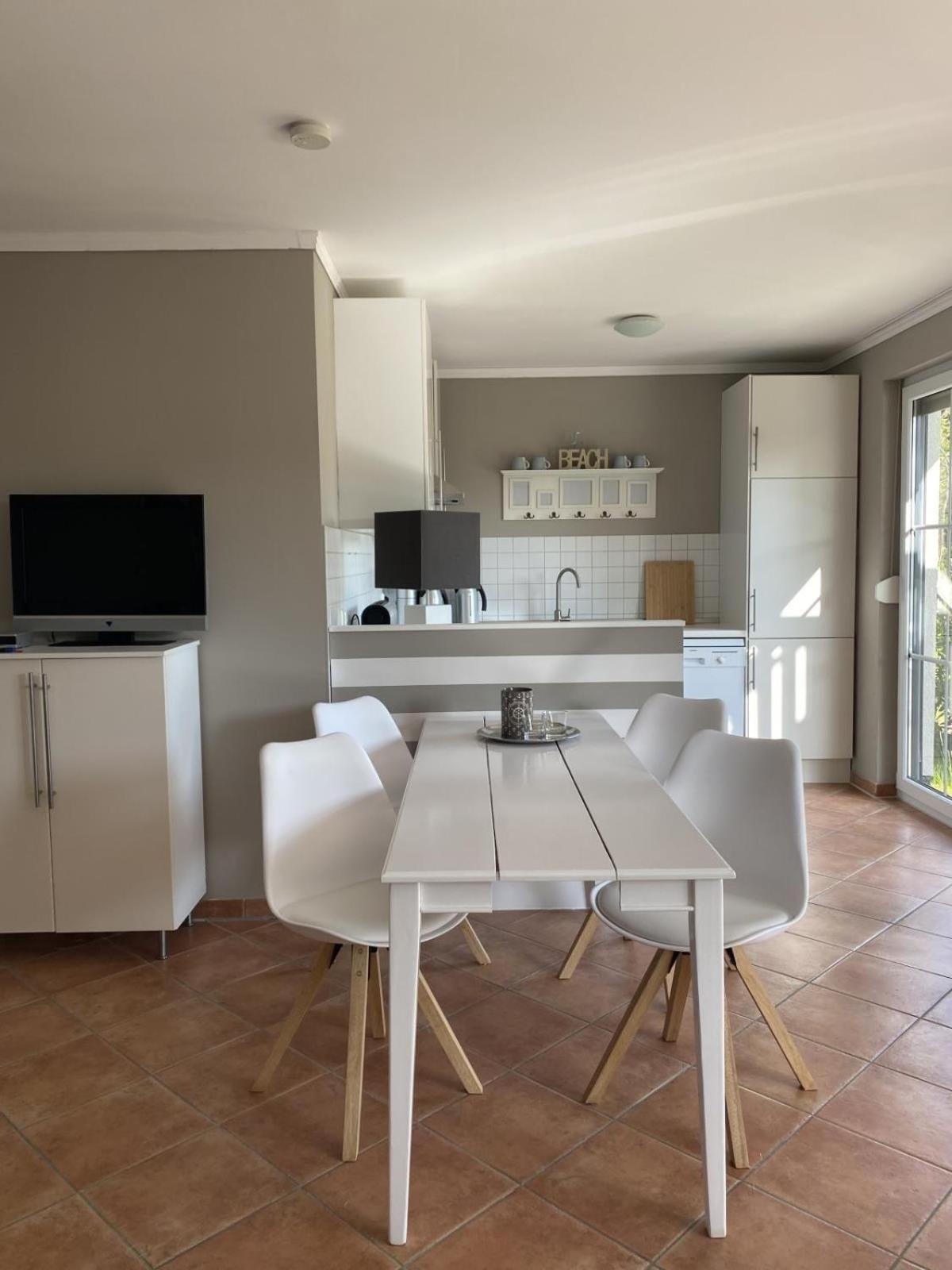 Lichtdurchflutete, großzügige Wohnung mit Südgarten, großer Terrasse in Privatstraße..