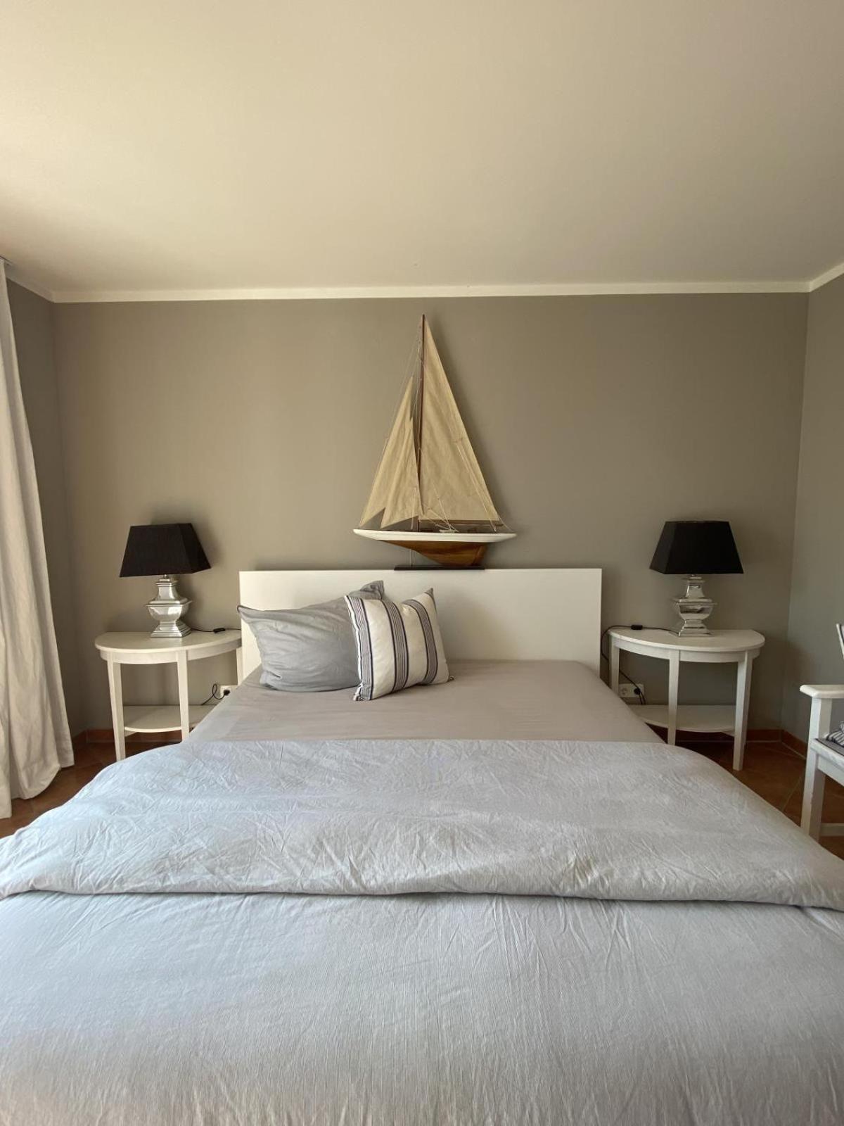 Lichtdurchflutete, großzügige Wohnung mit Südgarten, großer Terrasse in Privatstraße..