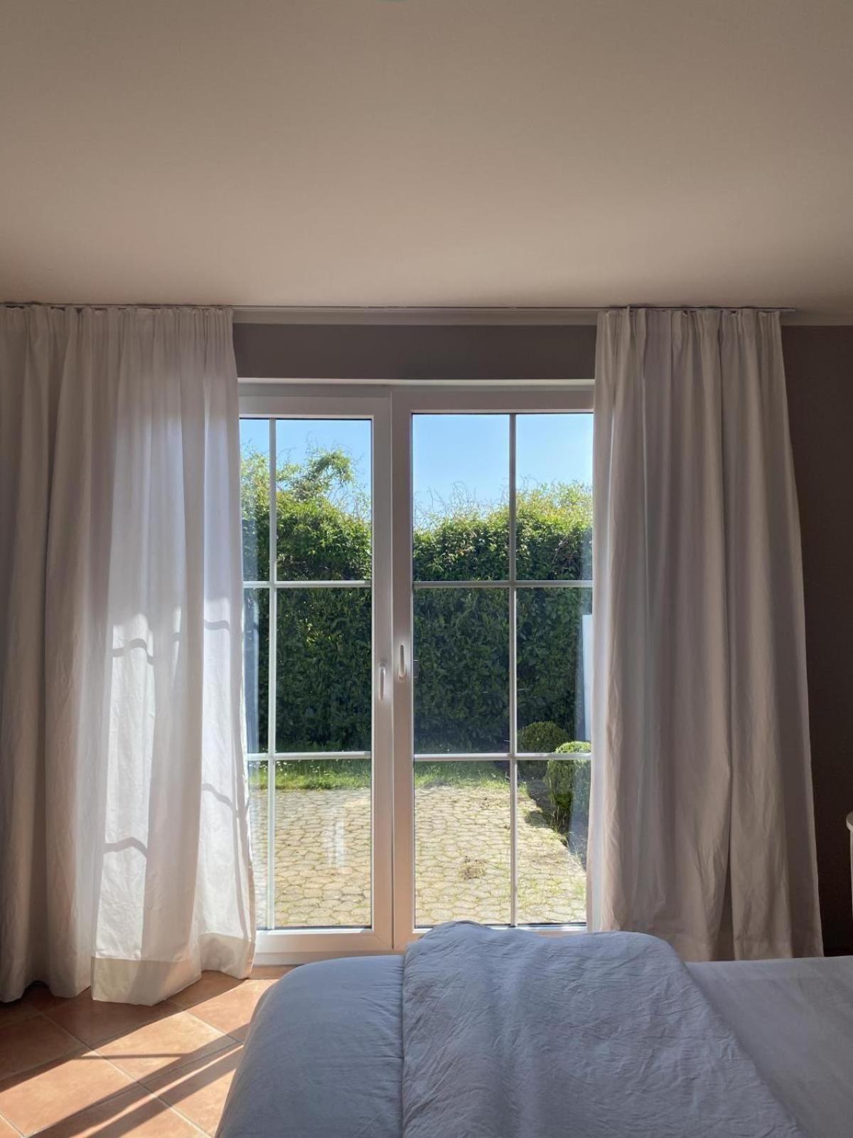 Lichtdurchflutete, großzügige Wohnung mit Südgarten, großer Terrasse in Privatstraße..