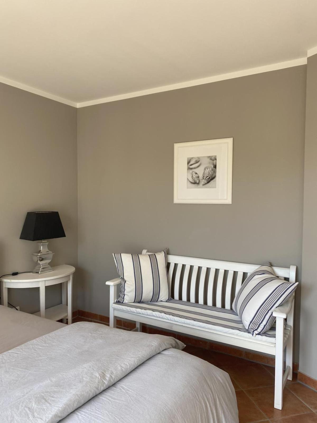 Lichtdurchflutete, großzügige Wohnung mit Südgarten, großer Terrasse in Privatstraße..