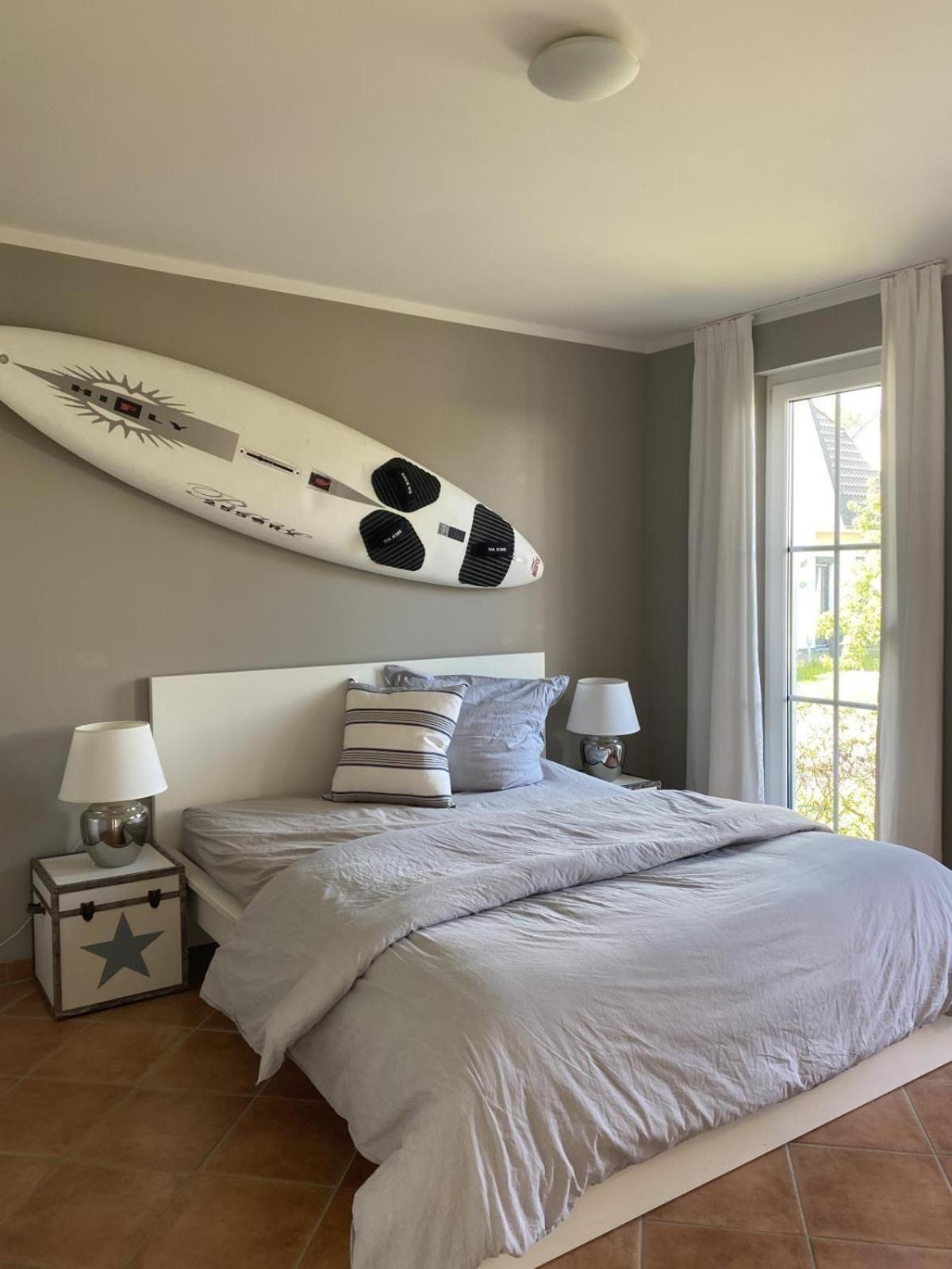 Lichtdurchflutete, großzügige Wohnung mit Südgarten, großer Terrasse in Privatstraße..