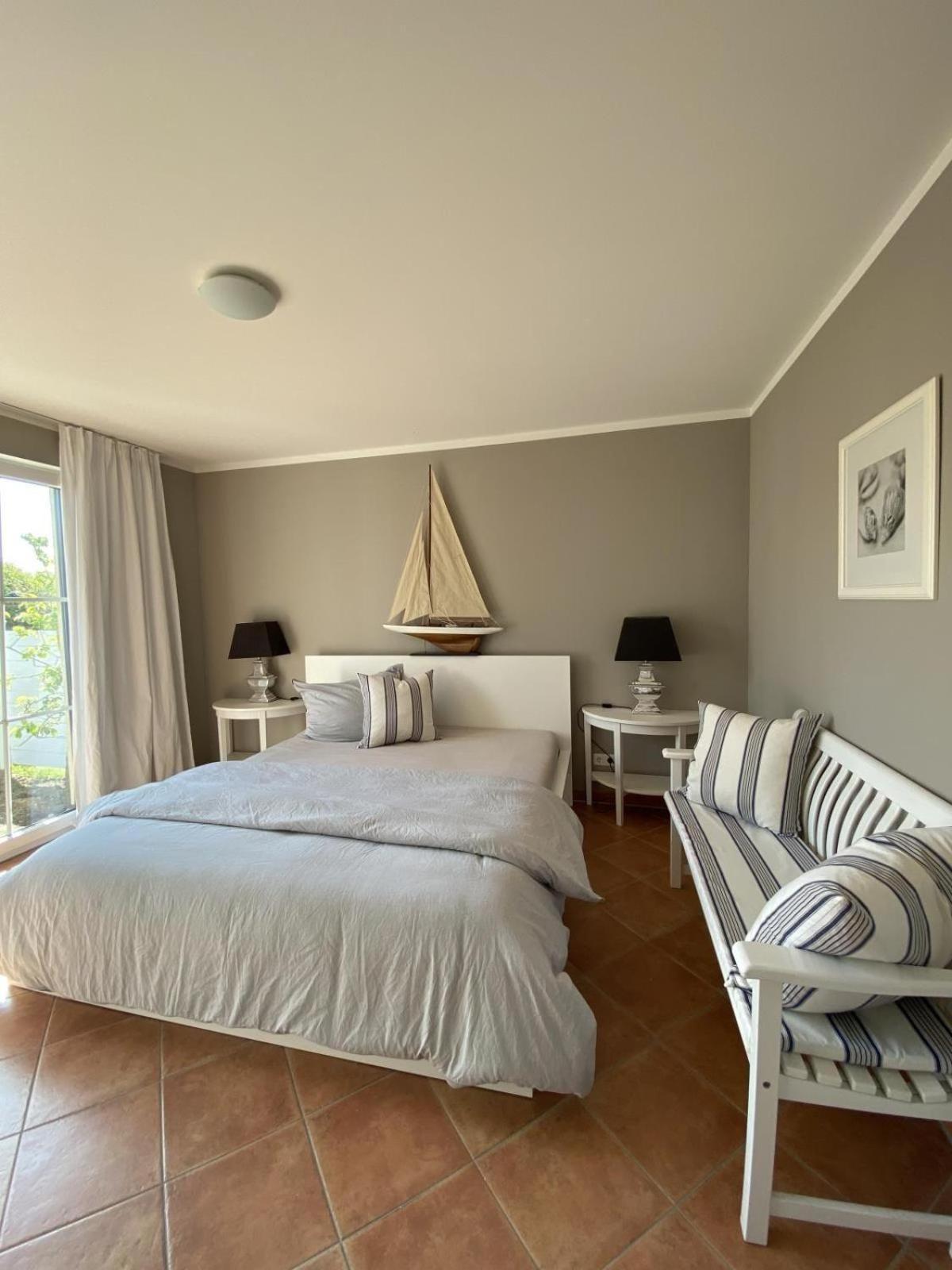 Lichtdurchflutete, großzügige Wohnung mit Südgarten, großer Terrasse in Privatstraße..