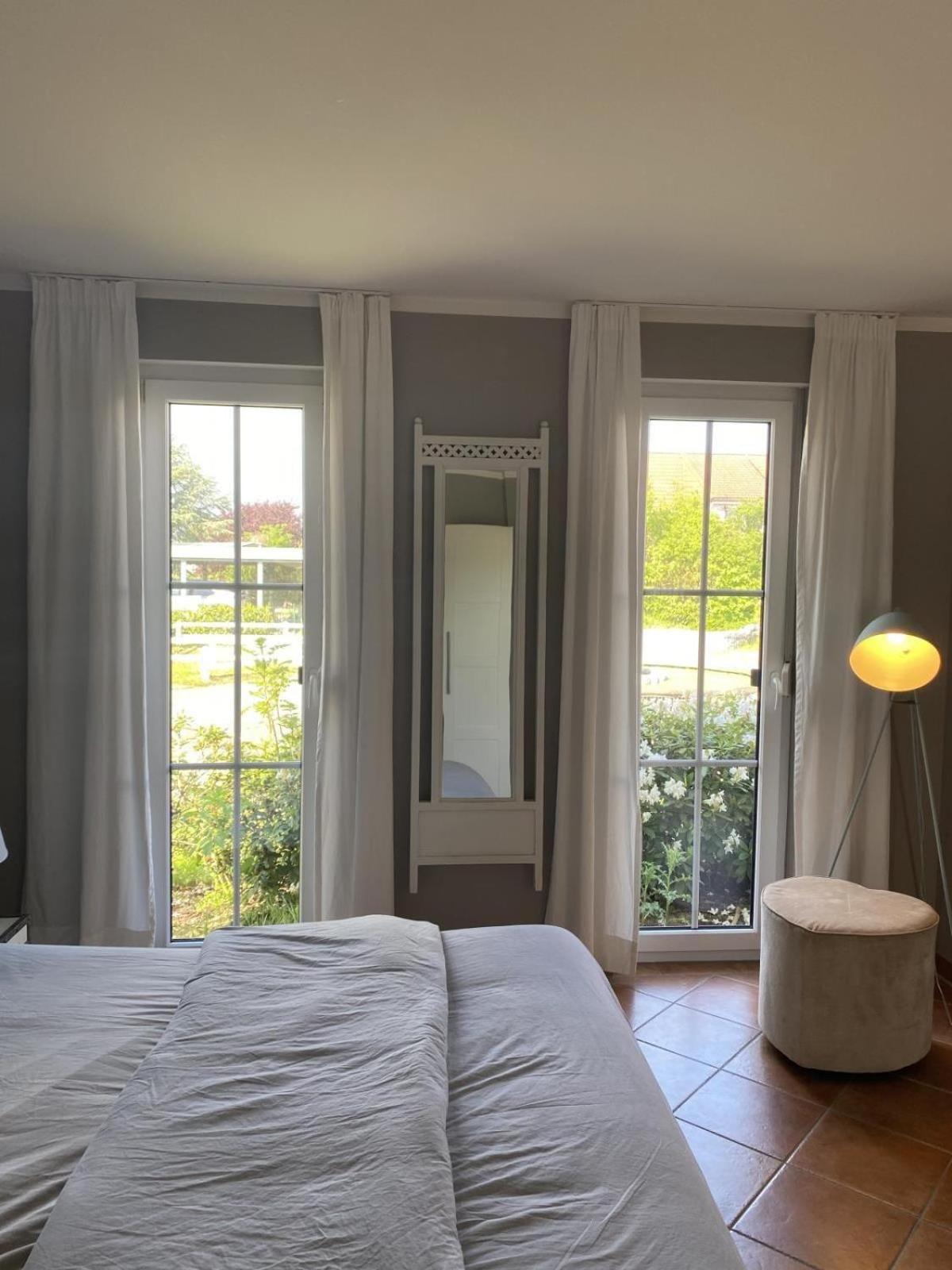 Lichtdurchflutete, großzügige Wohnung mit Südgarten, großer Terrasse in Privatstraße..